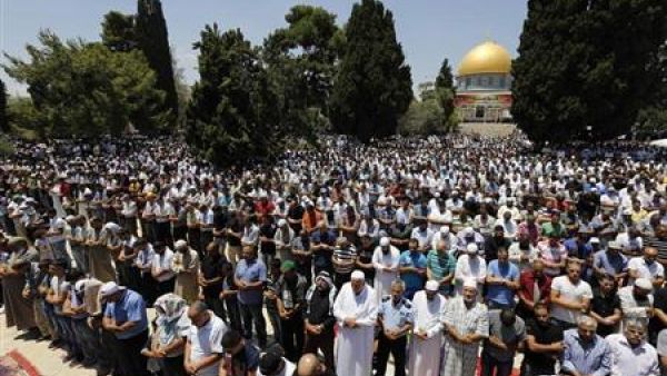 فلسطينيون يؤدون صلاة الجمعة
