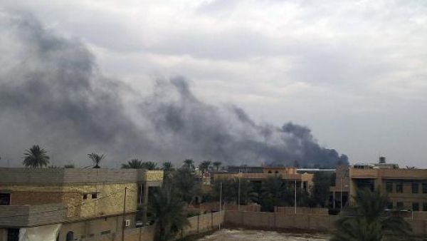 دخان الاشتباكات في الرمادي بين المسلحين والجيش العراقي
