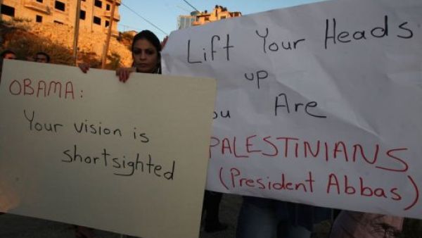 
مجموعة صغيرة من الفلسطينيين يتظاهرون في رام الله الثلاثاء 