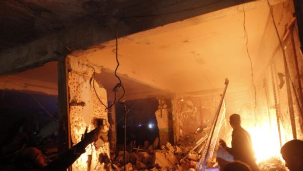 مدنيون يحاولون اخماد نيران اندلعت عقب سقوط صاروخ سكود اطلقته قوات موالية للنظام على مدينة الرقة