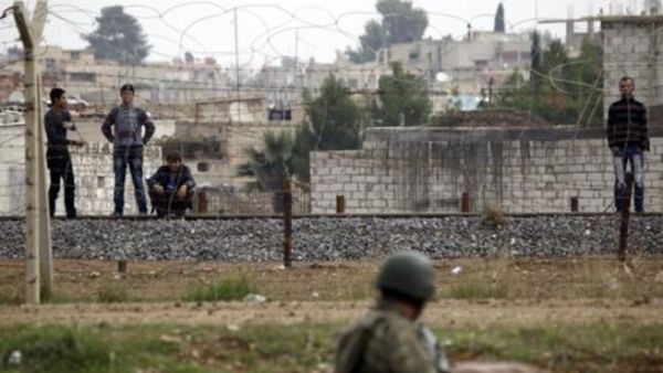 لاجئون سوريون في راس العين شمال البلاد يتحينون الفرصة لمحاولة العبور الى تركيا