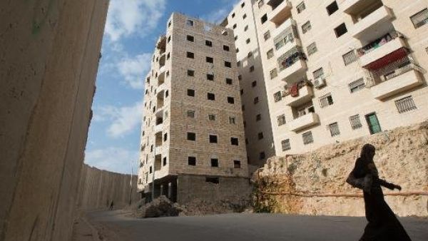 الجدار الفاصل في حي راس خميس في القدس الشرقيةالجدار الفاصل في حي راس خميس في القدس الشرقية
