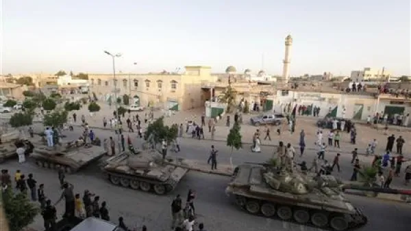 ارشيف/ دبابات لمقاتلين في الزنتان خلال الثورة الليبية