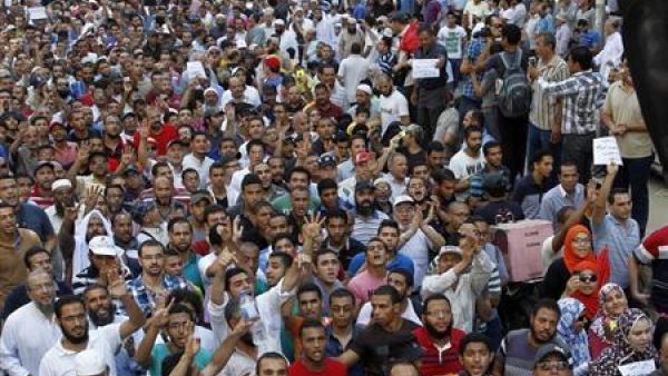 انصار جماعة الاخوان المسلمين والرئيس المصري المعزول محمد مرسي يحتجون في القاهرة يوم الجمعة
