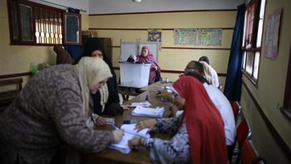 ناخبات مصريات أثناء الادلاء بأصواتهن في مركز اقتراع بالقاهرة ناخبات مصريات أثناء الادلاء بأصواتهن في مركز اقتراع بالقاهرة