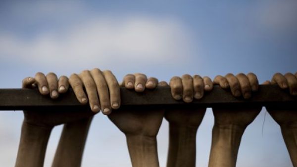 اطفال سوريون يلهون داخل مخيم للنازحين قرب ادلب