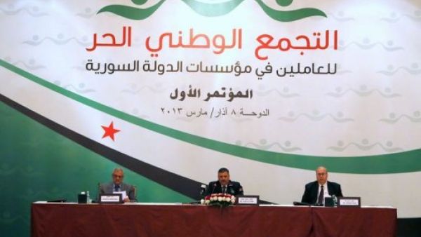 رئيس التجمع الوطني الحر المعارض السوري رياض حجاب يتحدث في افتتاح المؤتمر الاول للتجمع في الدوحة.
