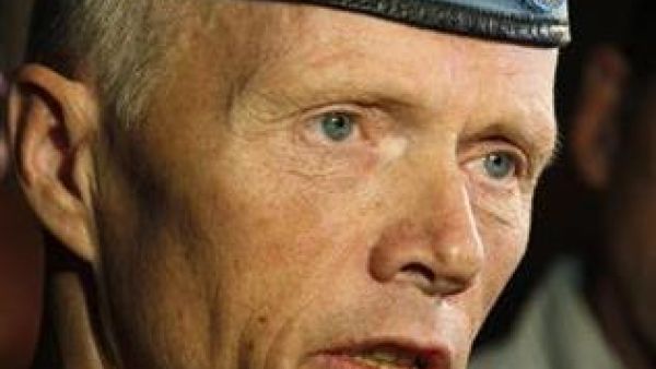 الجنرال روبرت مود يتحدث لوسائل الاعلام لدى وصوله الى مطار دمشق
 الجنرال روبرت مود يتحدث لوسائل الاعلام لدى وصوله الى مطار دمشق