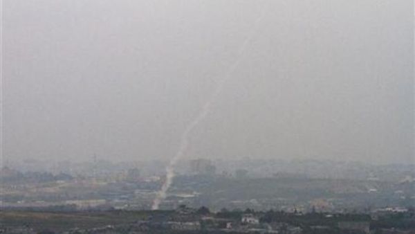 عمود من الدخان عقب اطلاق صاروخ من شمال غزة باتجاه اسرائيل يوم الثلاثاء. 
