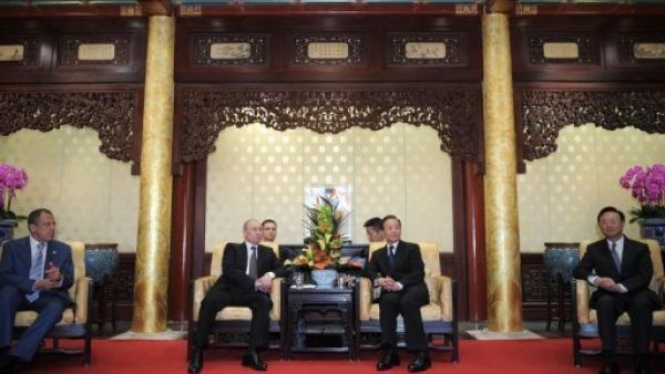 رئيس الوزراء الصيني وين جياباو والرئيس الروسي فلاديمير بوتين يتوسطان وزيري الخارجية الصيني يانغ جيشي (يمين) والروسي سيرغي لافروف 
