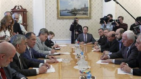 وزير الخارجية الروسي سيرجي لافرف (الثالث الى اليسار) خلال استقباله الوفد الفلسطيني في موسكو
