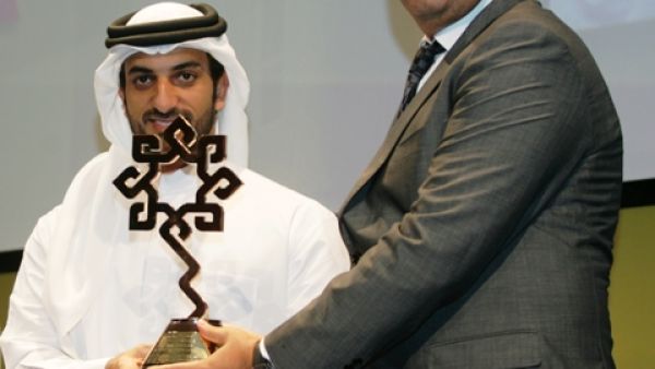أكرم عمار يستلم الجائزة من سمو الشيخ سلطان بن أحمد القاسمي