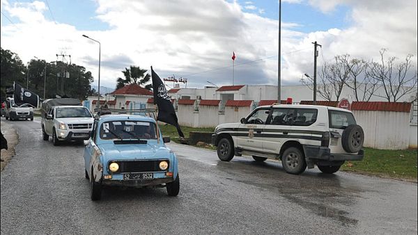 A flag-waving Salafi vigilante group patrols the streets of Tunis in a blue Renault (Photo: Monia Ghanmi) 