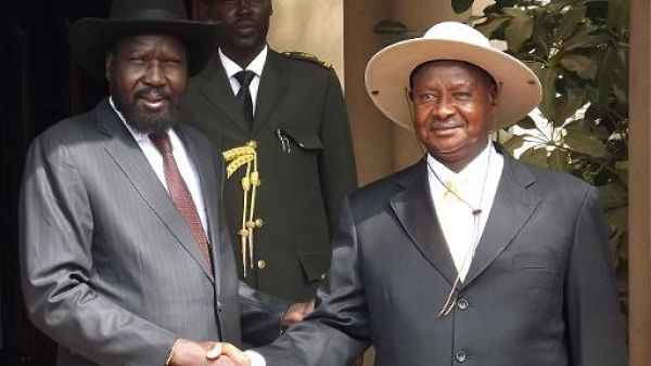 مصافحة بين الرئيس الاوغندي يوري موسيفيني (يمين) ورئيس جنوب السودان سلفا كير في جوبا في 30 كانون الاول/ديسمبر 2013
