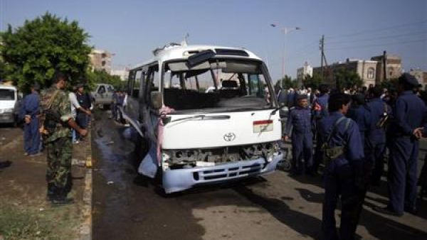 أفراد من الشرطة والقوات الجوية اليمنية في موقع الانفجار في صنعاء
