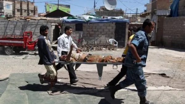 نقل احد الجنود المنشقين اثر اصابته خلال تظاهرة معرضة للنظام في صنعاء
