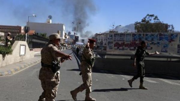 جنود قرب مجمع وزارة الدفاع حيث شن مسلحون هجوما في صنعاء يوم الخميس 
