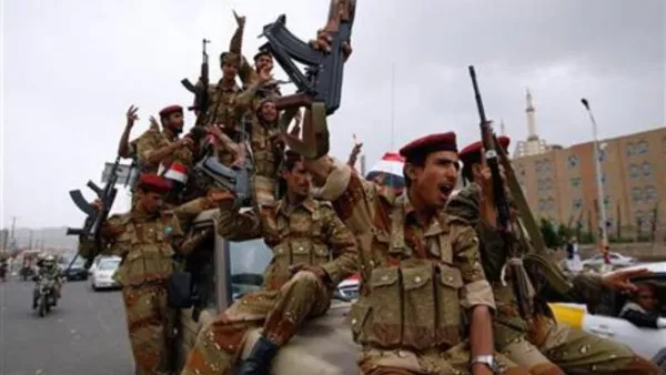 جنود منشقون يرددون هتافات مناهضة للرئيس اليمني علي عبد الله صالح في صنعا
