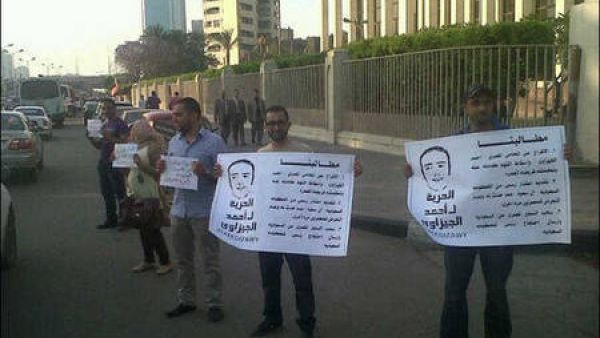 مصريون يتظاهرون أمام السفارة السعودية مطالبين بالإفراج عن الجيزاوي  مصريون يتظاهرون أمام السفارة السعودية مطالبين بالإفراج عن الجيزاوي