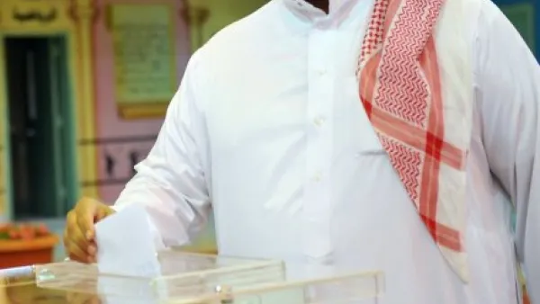 سعودي يداي بصوته في مركز اقتراع في الرياض
