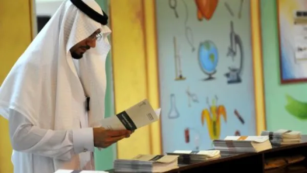 سعودي يقرا كتيبا فيه ارشادات قبل الانتخابات البلدية المقررة
