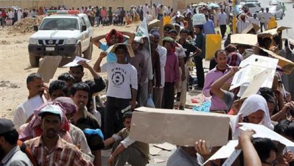 عمال وافدون يحاولون مغادرة السعودية يقفون في طوابير طويلة أمام مكتب الجوازات الرئيسي في الرياض للحصول على تأشيرات خروج
