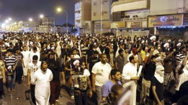 محتجون يشاركون في احتجاج بالقطيف في السعودية
