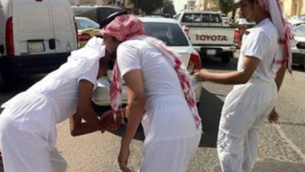 Young men wearing long underpants in public (Photo: Hadath)