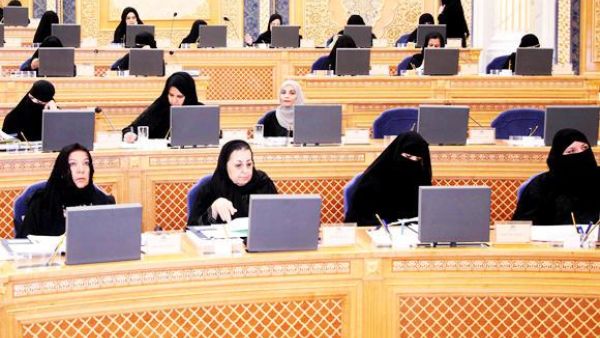 According to the report, there were 998,100 government employees in the Kingdom consisting of 991,000 Saudi men and women. According to the report, there were 998,100 government employees in the Kingdom consisting of 991,000 Saudi men and women.