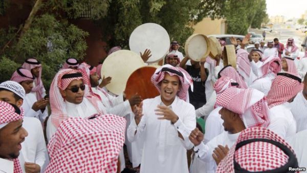 Saudi youth say the private sector considers them irresponsible and not able to work in the private sector accordingly (File Archive)