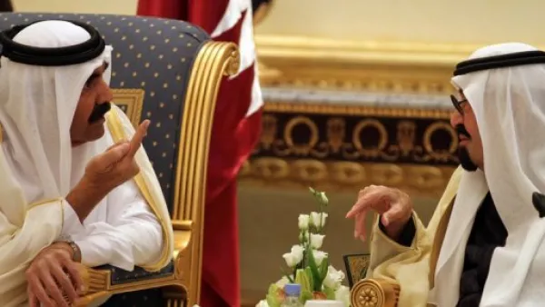 العاهل السعودي وامير قطر قبيل القمة