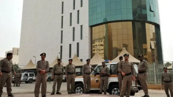 افراد من الشرطة السعودية