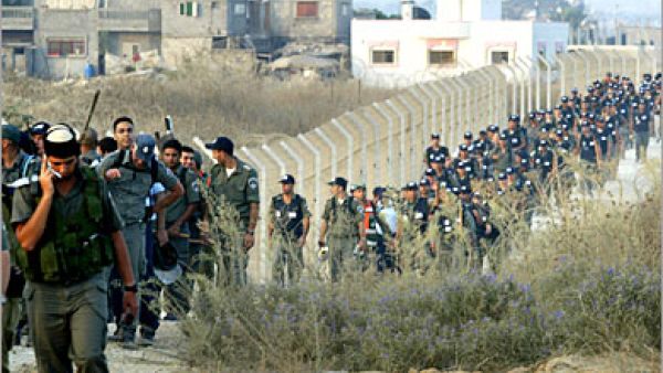 جنود ومستوطنين قرب الجدار العنصري 