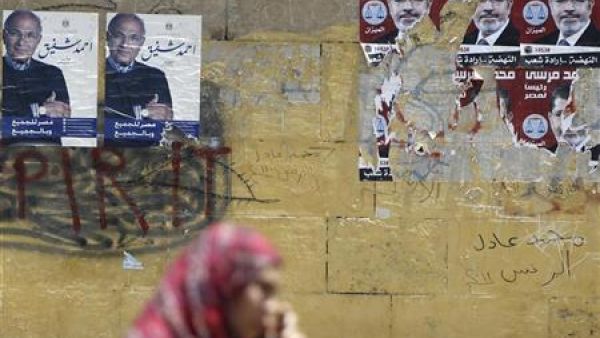 ملصقات دعائية لمرسي وشفيق في القاهرة