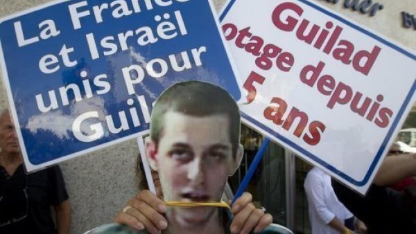 مجسم لجلعاد شاليط اثناء تظاهرة لمئات الاسرائيليين الفرنسيين 
