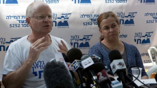 والد جلعاد شاليط نوعام ووالدته افيفا في مؤتمر صحافي في القدس 
