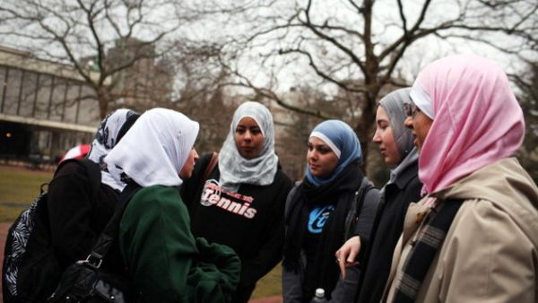 محجبات في أمريكا يتظاهرن بعد مقتل شيماء العوادي محجبات في أمريكا يتظاهرن بعد مقتل شيماء العوادي