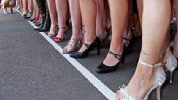 سباق ركض بالاحذية ذات الكعوب العالية 