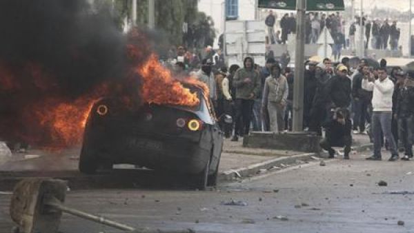 آلاف التونسيين يتظاهرون رفضاً لقانون العزل السياسي