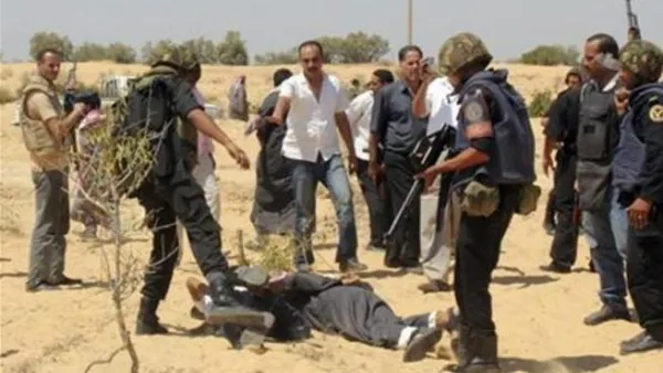 صورة أرشيفية لأفراد من قوات الأمن المصرية يلقون القبض على من يشتبه انه من المتشددين الاسلاميين أثناء غارة في منطقة الجورة بسيناء
