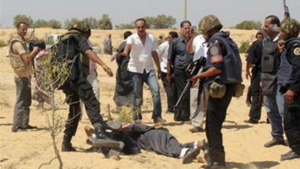 صورة أرشيفية لأفراد من قوات الأمن المصرية يلقون القبض على من يشتبه انه من المتشددين الاسلاميين أثناء غارة في منطقة الجورة بسيناء
