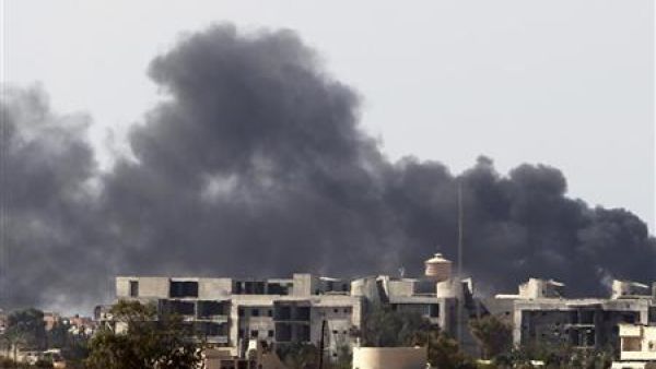 دخان فوق مدينة سرت بصورة التقطت يوم الثلاثاء. 