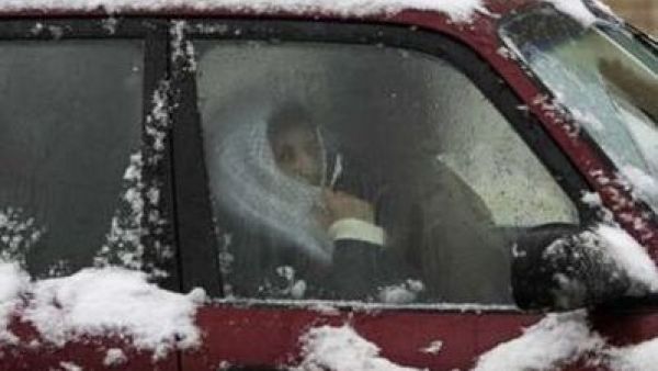 سيدة لبنانية تطل عبر سيارتها 