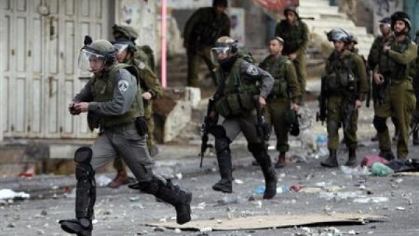 جنود اسرائيليون يهاجمون متظاهرين فلسطينيين يرشقوهم بالحجارة أثناء اشتباكات في الخليل بالضفة الغربية
