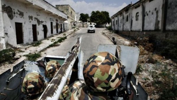 جنود من قوة الاتحاد الافريقي يشاركون في دورية في مقديشو
