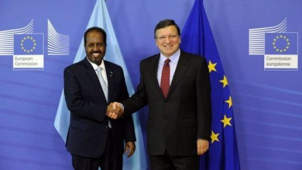 مصافحة بين رئيس المفوضية الاوروبية جوزيه مانويل باروزو والرئيس الصومالي حسن شيخ محمود