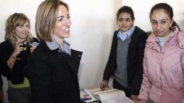 زيرة الدفاع الاسبانية كارمي تشاكون خلال زيارتها مدرسة في القليعة بجنوب لبنان