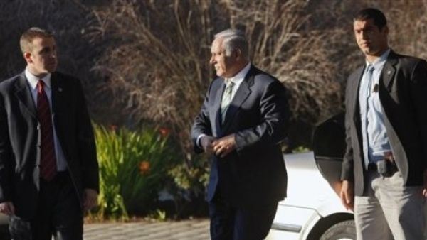 نتانياهو يسير بين اثنين من حرسه الشخصي