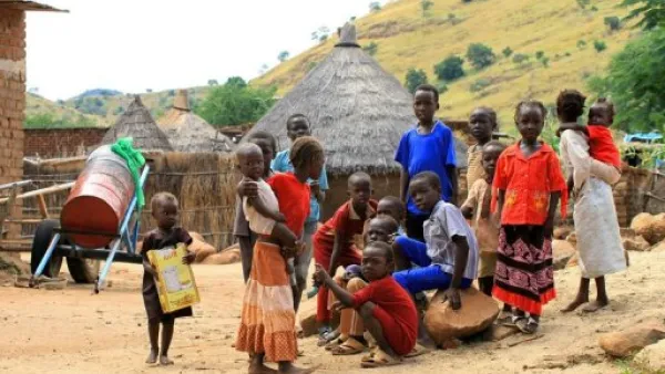 اطفال سودانيون تجمعوا قرب خيمهم في كادقلي في المنطقة الحدودية المضطربة في جنوب كردفان 
