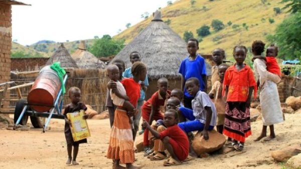 اطفال سودانيون تجمعوا قرب خيمهم في كادقلي في المنطقة الحدودية المضطربة في جنوب كردفان 

